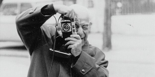 Siegfried Landshut beim Fotografieren. Siegfried Landshut beim Fotografieren.