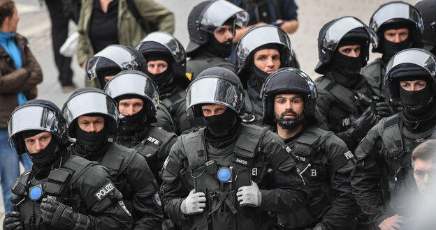 Polizisten bilden eine Kette Polizisten bilden eine Kette