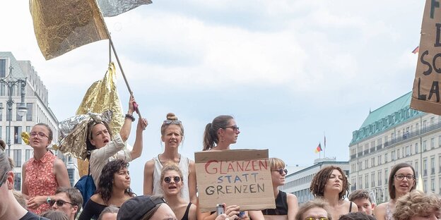 Menschen stehen vor dem Brandenburger Tor