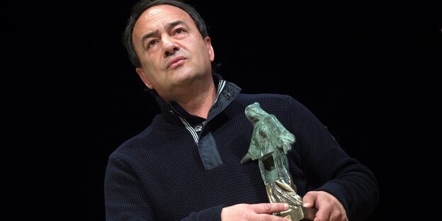 Domenico Lucano hält den "Dresdner Friedenspreis" in den Händen, den er 2017 verliehen bekommen hat Domenico Lucano hält den "Dresdner Friedenspreis" in den Händen, den er 2017 verliehen bekommen hat