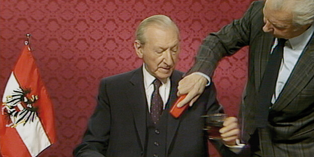 Politiker Kurt Waldheim lässt sich den Anzug bürsten Politiker Kurt Waldheim lässt sich den Anzug bürsten