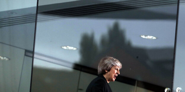 Theresa May vor spiegelnden Fenstern Theresa May vor spiegelnden Fenstern
