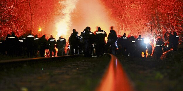 Polizisten bilden einen Kessel.