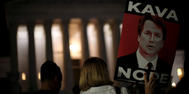 Vor dem Obersten Gericht in Washington hält eine Frau ein Plakat mit dem Gesicht von Brett Kavanaugh und der Aufschrift "Kava Nope" Vor dem Obersten Gericht in Washington hält eine Frau ein Plakat mit dem Gesicht von Brett Kavanaugh und der Aufschrift "Kava Nope"
