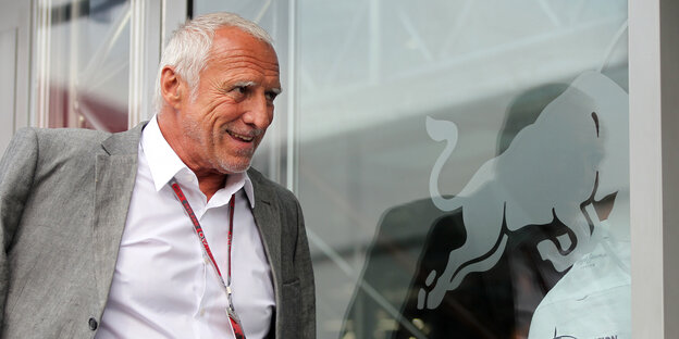 Red-Bull-Chef Dietrich Mateschitz läuft vor einer Scheibe Red-Bull-Chef Dietrich Mateschitz läuft vor einer Scheibe
