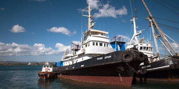 In Italien liegt das Schiff "Mare Jonio" in einem Hafen