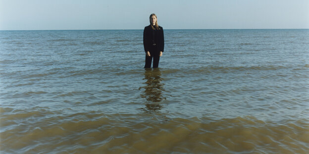 Ein Mann im Wasser. Es ist Jaakko Eino Kalevi Ein Mann im Wasser. Es ist Jaakko Eino Kalevi