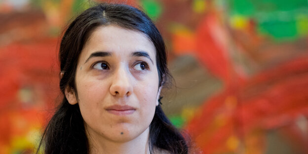 Porträt von Nadia Murad, vor Herbstlaub Porträt von Nadia Murad, vor Herbstlaub