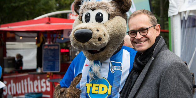 Michael Müller mit dem Hertha-Maskottchen Michael Müller mit dem Hertha-Maskottchen