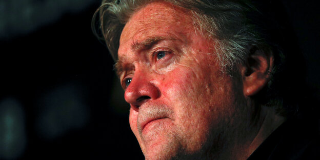 Ex-Breitbart News-Herausgeber Steve Bannon im Profil vor schwarzem Hintergrund Ex-Breitbart News-Herausgeber Steve Bannon im Profil vor schwarzem Hintergrund