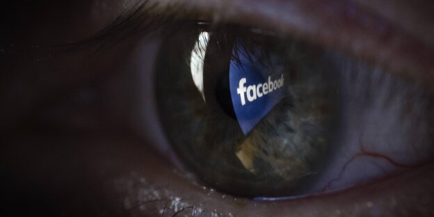 Der Schriftzug Facebook spiegelt sich in einem Auge Der Schriftzug Facebook spiegelt sich in einem Auge