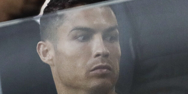 Cristiano Ronaldo schaut erschreckt nach links Cristiano Ronaldo schaut erschreckt nach links