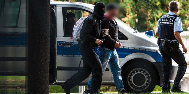 Polizisten mit Verdächtigen Polizisten mit Verdächtigen