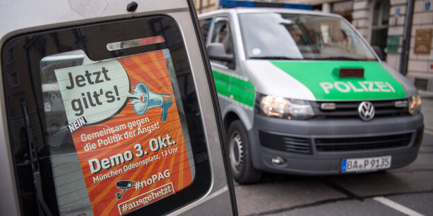 Demo-Aufruf vor einem Polizeiwagen Demo-Aufruf vor einem Polizeiwagen