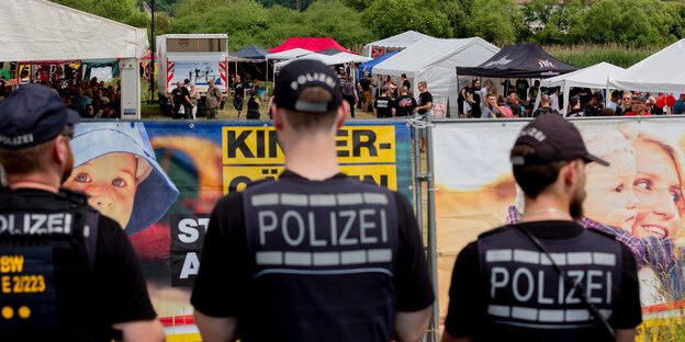 In Themar stehen Polizisten vor einem Festivalgelände In Themar stehen Polizisten vor einem Festivalgelände