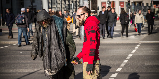 Ein Obdachloser und ein Hipster Ein Obdachloser und ein Hipster
