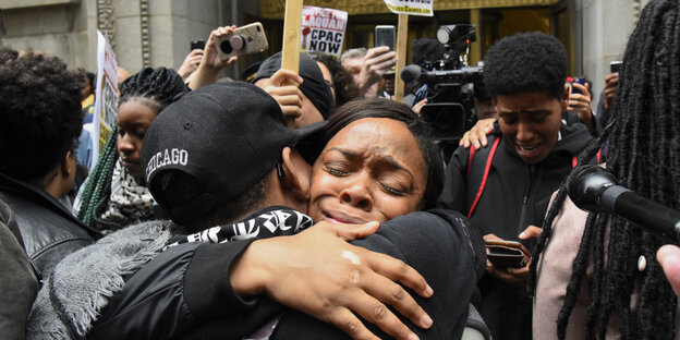 In Chicago umarmen sich Menschen vor dem Gerichtsgebäude