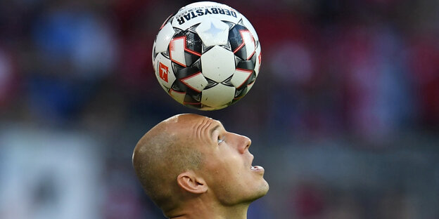 Ein Ball über dem Kopf von Arjen Robben Ein Ball über dem Kopf von Arjen Robben