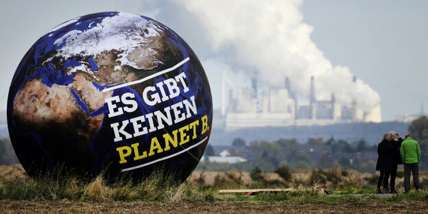 Am Hambacher Forst steht ein riesiger Ballon mit der Aufschrift "Es gibt keinen Planet B." Am Hambacher Forst steht ein riesiger Ballon mit der Aufschrift "Es gibt keinen Planet B."