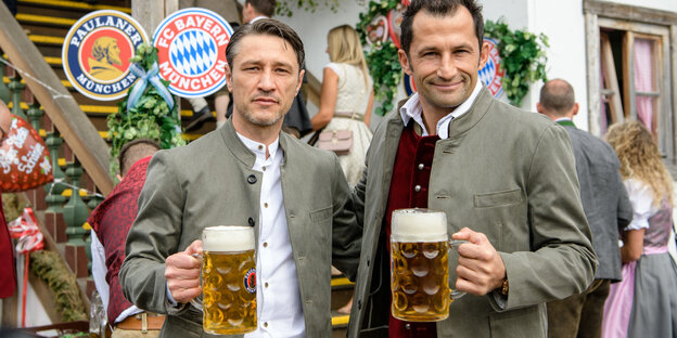 Niko Kovac, Trainer vom FC Bayern München und Sportdirektor Hasan Salihamidzic halten auf dem Oktoberfest Masskrüge in der Hand Niko Kovac, Trainer vom FC Bayern München und Sportdirektor Hasan Salihamidzic halten auf dem Oktoberfest Masskrüge in der Hand