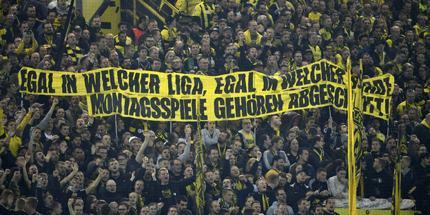 Fans mit einem Transparent gegen Montagsspiele Fans mit einem Transparent gegen Montagsspiele