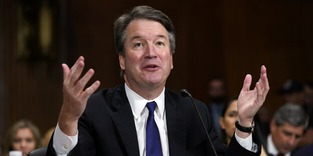 Brett Kavanaugh spricht und hebt dabei die Hände Brett Kavanaugh spricht und hebt dabei die Hände