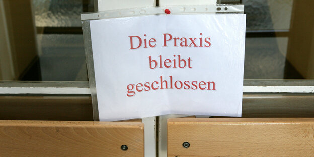Ein Schild mit der Aufschrift: "Diese Praxis bleibt geschlossen". Ein Schild mit der Aufschrift: "Diese Praxis bleibt geschlossen".
