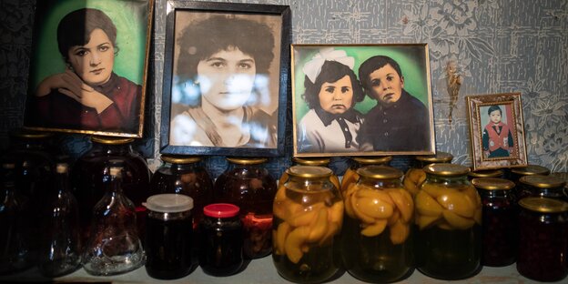 Porträtfotos in einem georgischen Haushalt Porträtfotos in einem georgischen Haushalt