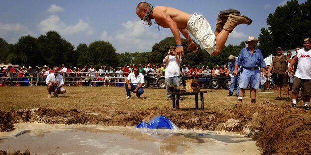 Bei den Redneck Games springt der Hinterwäldner in ein Becken Schlamm Bei den Redneck Games springt der Hinterwäldner in ein Becken Schlamm