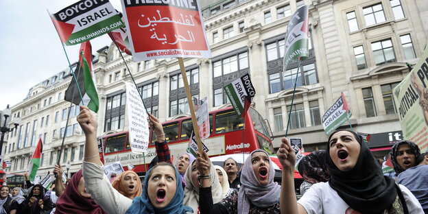 Frauen fordern einen Boykott von Israel auf einer Demo in London Frauen fordern einen Boykott von Israel auf einer Demo in London