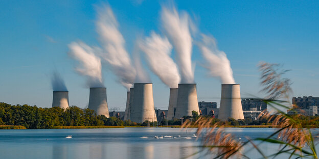 Hinter einem Karpfenteich steigt Wasserdampf aus den Kühltürmen des Braunkohlekraftwerkes Jänschwalde der Lausitz Energie Bergbau AG Hinter einem Karpfenteich steigt Wasserdampf aus den Kühltürmen des Braunkohlekraftwerkes Jänschwalde der Lausitz Energie Bergbau AG