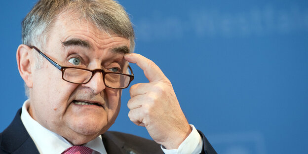 NRW-Innenminister Herbert Reul zeigt auf seine Stirn NRW-Innenminister Herbert Reul zeigt auf seine Stirn