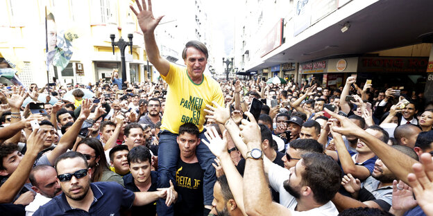 Jair Bolsonaro lässt sich in einer Menschenmenge feiern Jair Bolsonaro lässt sich in einer Menschenmenge feiern
