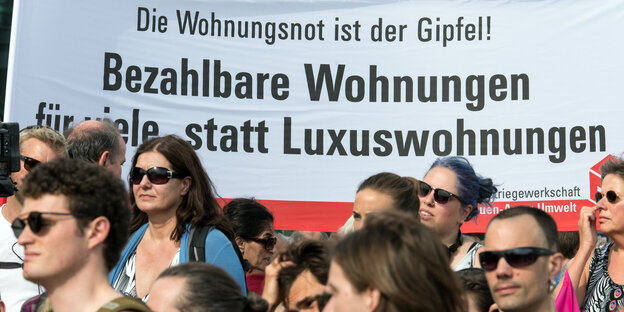 Viele junge Leute demonstrieren. Auf einem Plakat steht "Bezahlbare Wohnungen für viele statt Luxuswohnungen". Viele junge Leute demonstrieren. Auf einem Plakat steht "Bezahlbare Wohnungen für viele statt Luxuswohnungen".