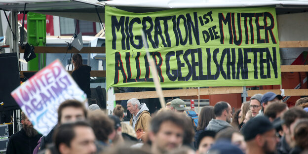 Transprent "Migration ist die Mutter aller Gesellschaften" Transprent "Migration ist die Mutter aller Gesellschaften"