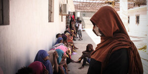 Frauen und Kinder in einem Auffanglager für Flüchtlinge in Libyen Frauen und Kinder in einem Auffanglager für Flüchtlinge in Libyen