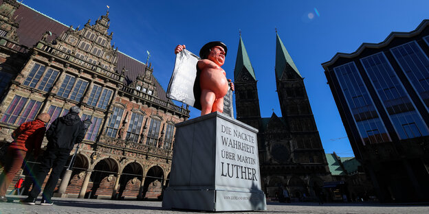 Eine Statue zeigt eine nackte Karikatur von Martin Luther. Eine Statue zeigt eine nackte Karikatur von Martin Luther.