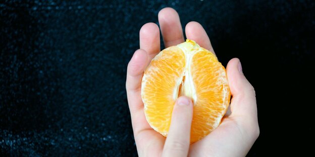 Eine Mandarine symbolisiert eine Vagina Eine Mandarine symbolisiert eine Vagina