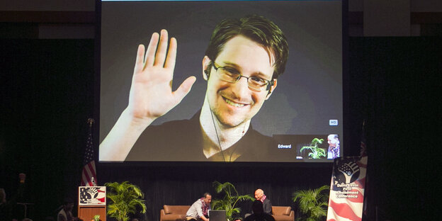 Whistleblower Edward Snowden auf einer Leinwand Whistleblower Edward Snowden auf einer Leinwand