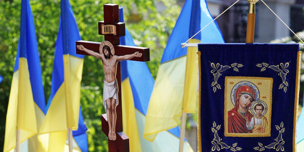 Ein Kruzifix und eine Madonna-mit-Kind-Abbildung Ein Kruzifix und eine Madonna-mit-Kind-Abbildung