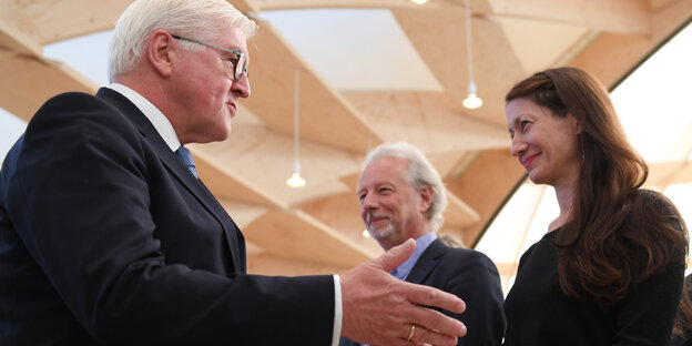 Frank-Walter Steinmeier begrüßt die Autorin Ivana Sajko und den Schriftsteller Stefan Hertmans Frank-Walter Steinmeier begrüßt die Autorin Ivana Sajko und den Schriftsteller Stefan Hertmans