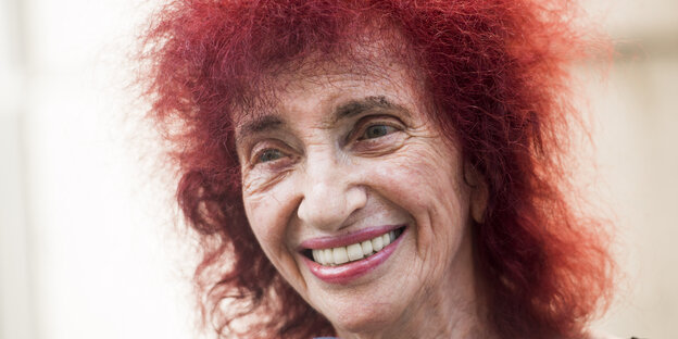 Peggy Parnass lächelt in die Kamera Peggy Parnass lächelt in die Kamera