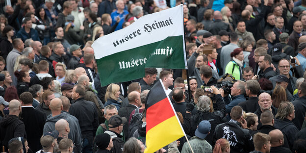 In Chemnitz demonstrieren Neonazis mit Flaggen In Chemnitz demonstrieren Neonazis mit Flaggen