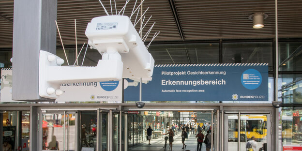 odenaufkleber weisen am 01.08.2017 im Bahnhof Südkreuz in Berlin auf Erkennungsbereiche zur Gesichtserkennung hin. odenaufkleber weisen am 01.08.2017 im Bahnhof Südkreuz in Berlin auf Erkennungsbereiche zur Gesichtserkennung hin.