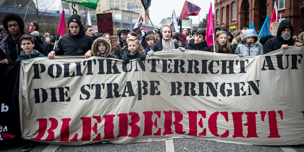 Schüler demonstrieren für das Bleiberecht.