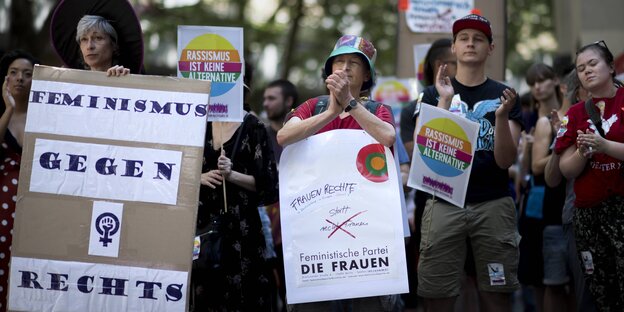 Demonstrantinnen klatschen in die Hände, tragen u.a. ein Plakat mit der Aufschrift "Feminimus gegen rechts" Demonstrantinnen klatschen in die Hände, tragen u.a. ein Plakat mit der Aufschrift "Feminimus gegen rechts"