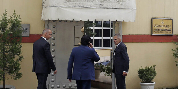Eine Gruppe von Menschen betritt das saudi-arabische Konsulat in Istanbul Eine Gruppe von Menschen betritt das saudi-arabische Konsulat in Istanbul