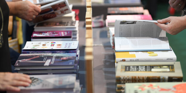 Bücher und Hände, die Bücher halten Bücher und Hände, die Bücher halten