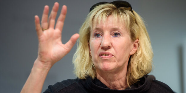 Ines Geipel gestikuliert Ines Geipel gestikuliert
