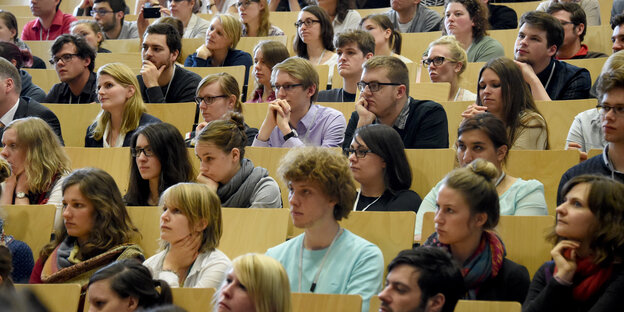 Studenten in einem Hörsaal in Hamburg